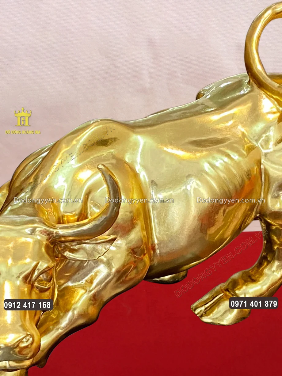 Cơ bắp cuồn cuộn của con tr&acirc;u được chạm khắc sắc n&eacute;t